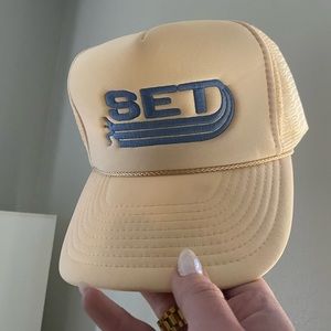 SET active light yellow trucker hat